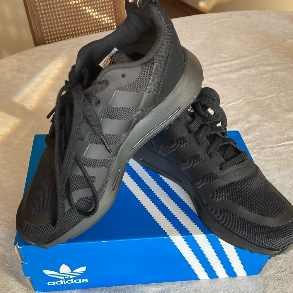Adidas size 8 black shoes New